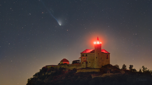 Kometa Olbers nad hradem Kunětický hora