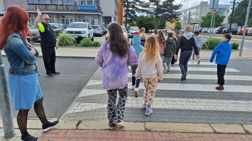 Školáci ze ZŠ Duchcov se učí bezpečné přecházení přechodu pro chodce
