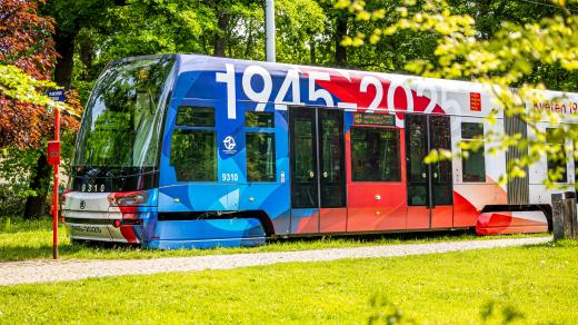 Tramvaj odkazující na výročí 80 let od Pražského povstání