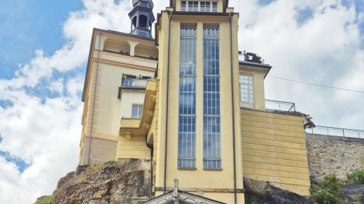 Na Zámeckou věž v Karlových Varech vozí návštěvníky výtah