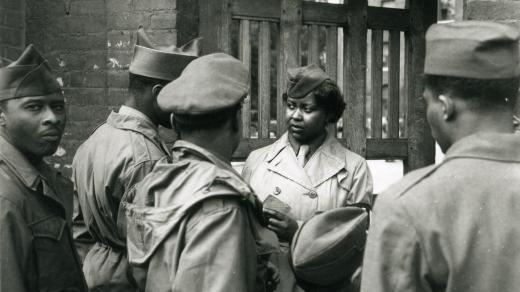 Američtí vojáci tmavé pleti v francouzském Rouenu v roce 1945