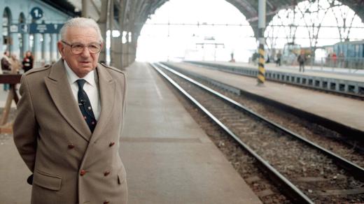 Nicholas Winton na Hlavním nádraží v Praze, kde dnes stojí jeho socha