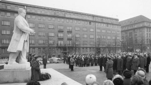Shromáždění u pomníku Klementa Gottwalda na nábřeží Ludvíka Svobody v Praze v roce 1984