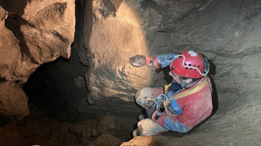 Některé překážky se při speleotrekingu  zdají nezdolatelné. Průvodce ale návštěvníky vždy bezpečně dostane na druhou stranu