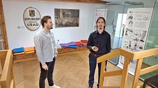 Kurátoři a historici Jiří Sochorek a Petr Chlebec