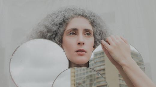 šediny šedé vlasy