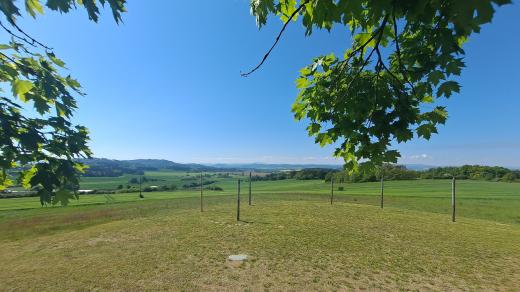 Na louce mezi obcemi Zadní Zborovice a Třebohostice se nachází kuriózní turistický cíl. Rozhledna, kterou svět neviděl