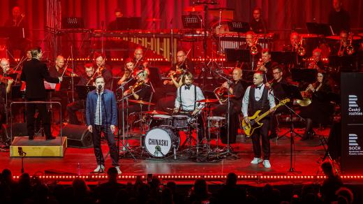 Chinaski za sebou mají netradiční koncert. V pražském Foru Karlín vystoupili společně se symfonickým orchestrem Českého rozhlasu