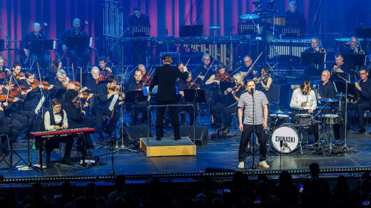 Chinaski za sebou mají netradiční koncert. V pražském Foru Karlín vystoupili společně se symfonickým orchestrem Českého rozhlasu