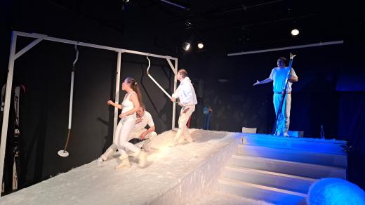 Fotografie z generálky komedie Vabank v šumperském divadle