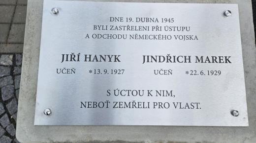 V Kostelci nad Orlicí odhalili pamětní desku civilním obětem nacistické pomsty z konce války