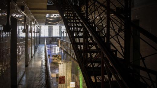 Chodby v oddělení cel dnes slouží třeba jako galerie