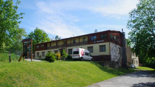 Ubytování zde zajišťuje také chata Pod Věží