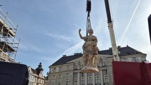 Barokní kašně Parnas zdobící Zelný trh v centru Brna už po roce oprav nic nechybí. Restaurátoři na její vrcholek dnes vynesli sochu Evropy