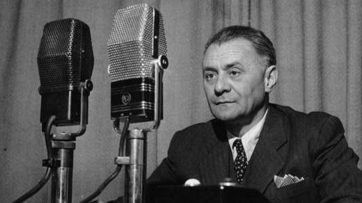 Hubert Ripka u rozhlasových mikrofonů (1947)