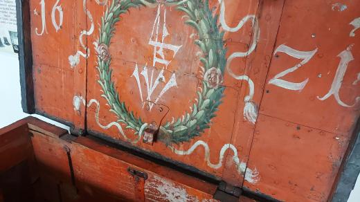 Truhla Albrechta z Valdštejna v expozici Orlického muzea v Chocni