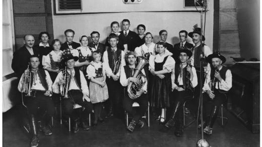 Valašská rozhlasová družina v ostravské rozhlasové stanici (v zadní řadě zcela vlevo Cyril Mach, třetí zleva František K. Zeman), květen 1937