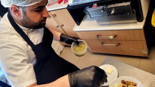 Šéfkuchař Nedim je  z Kilisu na jihovýchodě Turecka a připravuje turecké vejce podle receptu své babičky