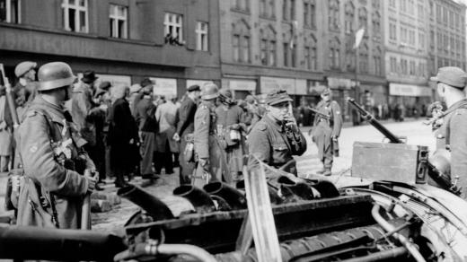 Vlasovci v ulicích Prahy v květnu 1945