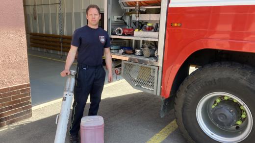 Hasič a výzkumník Aleš Pindur s pěnidlem a proudnicí