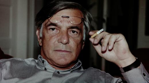 Jiří Bartoška charakteristicky s brýlemi a cigaretou zhruba kolem roku 1995