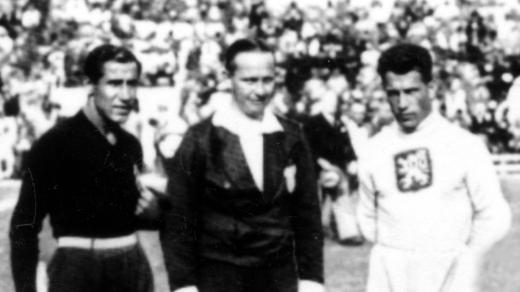 Dva brankáři a kapitáni a rozhodčí finálového zápasu na MS ve fotbale v roce 1934 (zleva): Ital Gianpiero Combi, sudí Ivan Eklind a česká legenda František Plánička