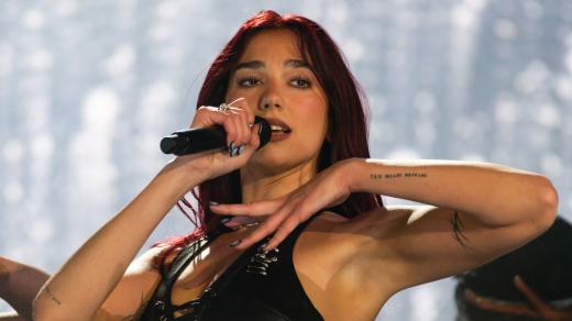 Zpěvačka Dua Lipa na festivalu v Glastonbury