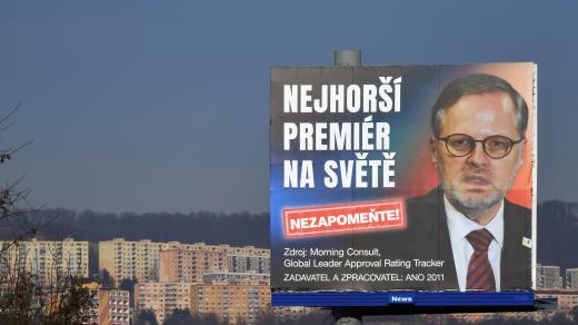 Jeden z billboardů, kritizující Petra Fialu