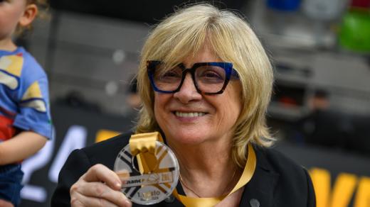Končící trenérka ZVVZ USK Praha Natália Hejková s medalí pro vítěze ŽBL 2025