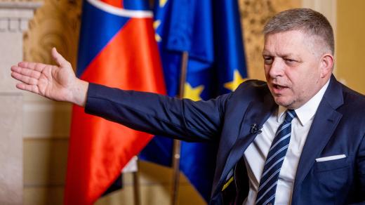 Robert Fico před výjezdním jednáním slovenské vlády v Handlové, rok po pokusu o atentát