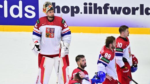 Český brankář Daniel Vladař se spoluhráči po konci utkání s Německem