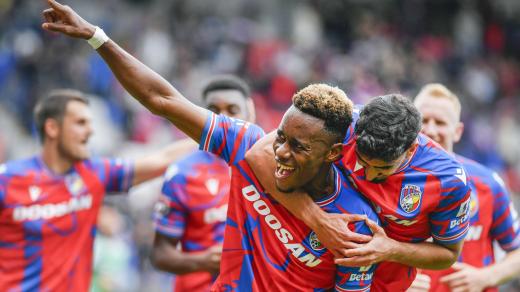 Merchas Doski z Viktorie Plzeň slaví spolu se Sampsonem Dwehem