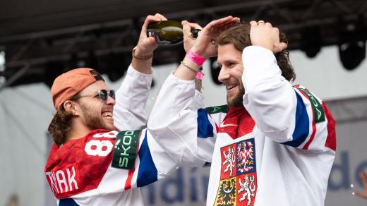 David Pastrňák a Tomáš Kundrátek během oslav na Staroměstském náměstí
