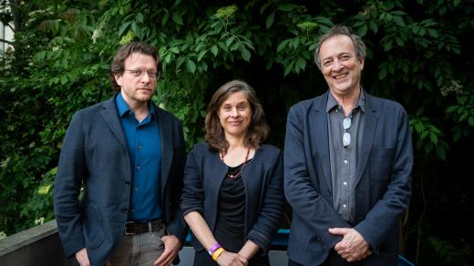 Zleva Peter Pomerantsev, Catherine Belton a Misha Glenny na konferenci Českého rozhlasu Plus Pravda v pohybu