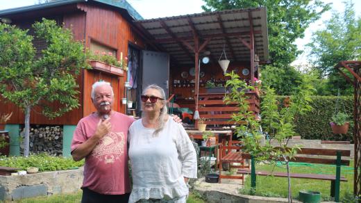 Manželé Kubovi na zahrádce