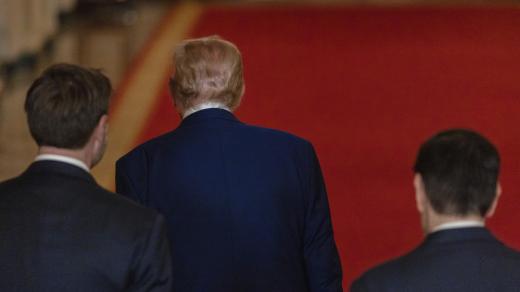 Donald Trump (uprostřed) po prohlášení k útokům na jaderná zařízení v Íránu