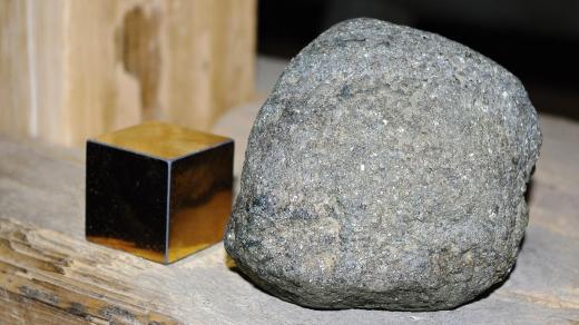 Zlatonosná ruda a kostička zlata o váze 1 kilogram