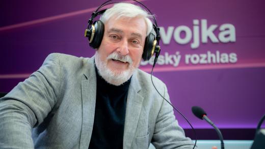 Rozhlasová padesátka Jana Rosáka. Dvojkový speciál a zápis do České knihy rekordů. Oslavenec Jan Rosák