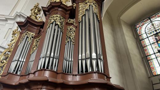 V barokním kostele Stětí svatého Jana Křtitele v Hranicích prochází varhany opravou