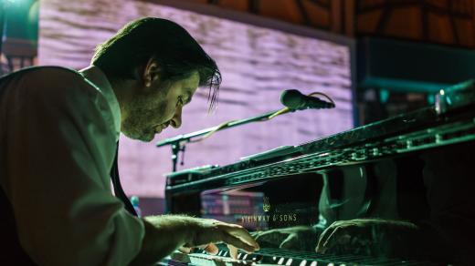 Marek Novotný na sólovém vystoupení ve Studiu 1 Českého rozhlasu Praha.