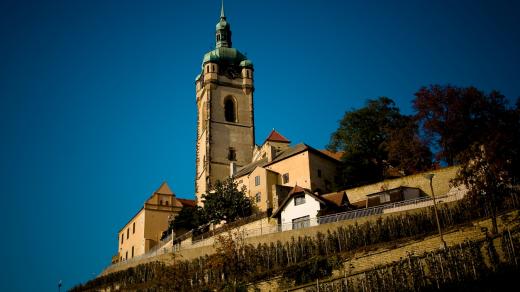 Mělnický kostel sv. Petra a Pavla, v jehož kryptě se nachází proslulá kostnice