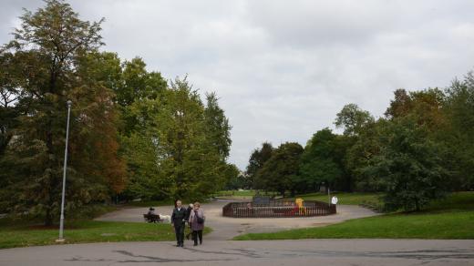 Park na Karlově náměstí s dětským hřištěm
