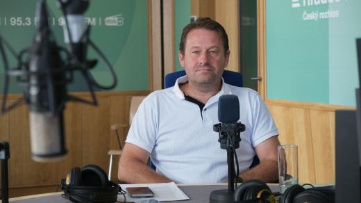 Pavel Steklý ve studiu Českého rozhlasu Hradec Králové