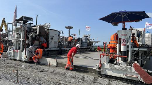 Na posledním chybějícím úseku dálnice D1 začali se zkušebním betonováním