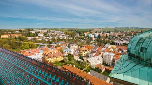 Pohled na Brtnické předměstí Jihlavy z věže kostela sv. Jakuba Většího. Severní věž je vysoká 63 metry. Poslední věžník opustil věž v roce 1924. Na fotografii vpravo jižní věž kostela