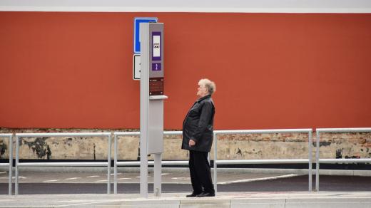 Lidé si prohlížejí nové autobusové nádraží v Bílovci