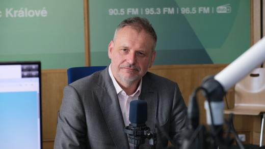 Jan Holásek ve studiu Českého rozhlasu Hradec Králové