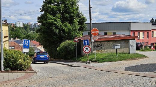 Otočení jednosměrky v ulici Srázná