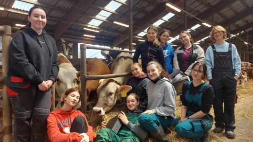 Budoucí veterinářky, studentky Střední školy zemědělské a veterinární v Lanškrouně ve školní stáji
