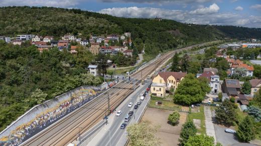 Železniční přejezd ve Velké Chuchli